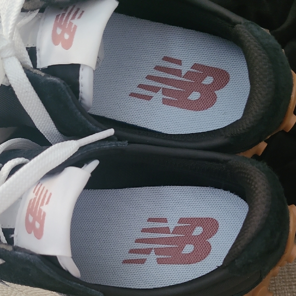 NEW BALANCE WOMEN'S 327 BLACK WHITE SNEAKERS - Picture 7 of 11